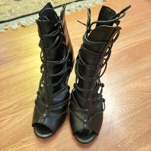 Bruju 3.5 in heels